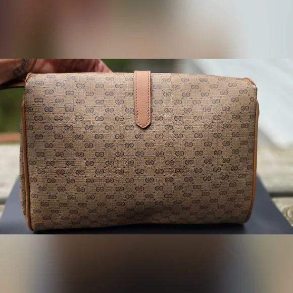 EUC Vintage Gucci Crossbody - Picture 3 of 11